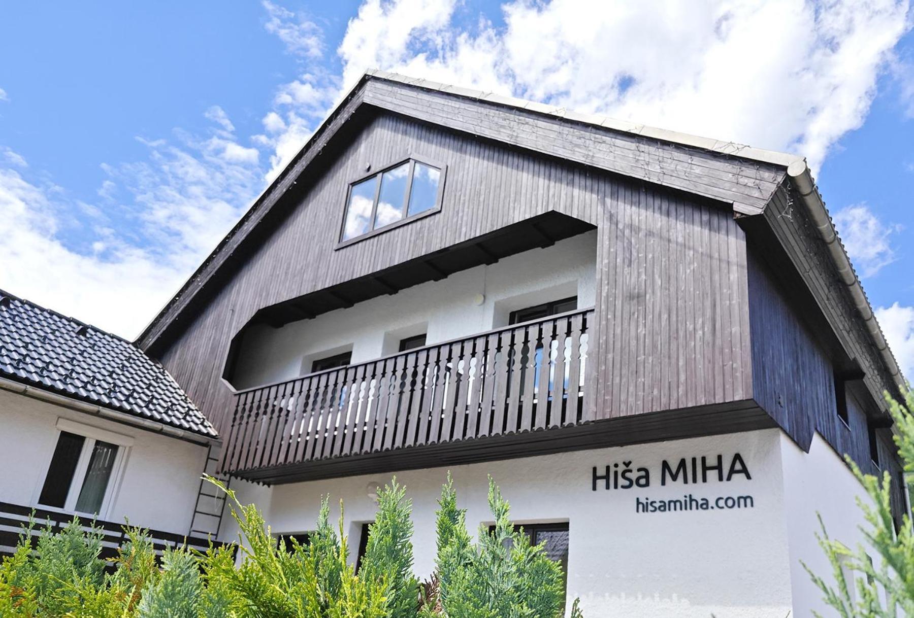 Hisa Miha Stunning Spacious House & Podkoren Apartment